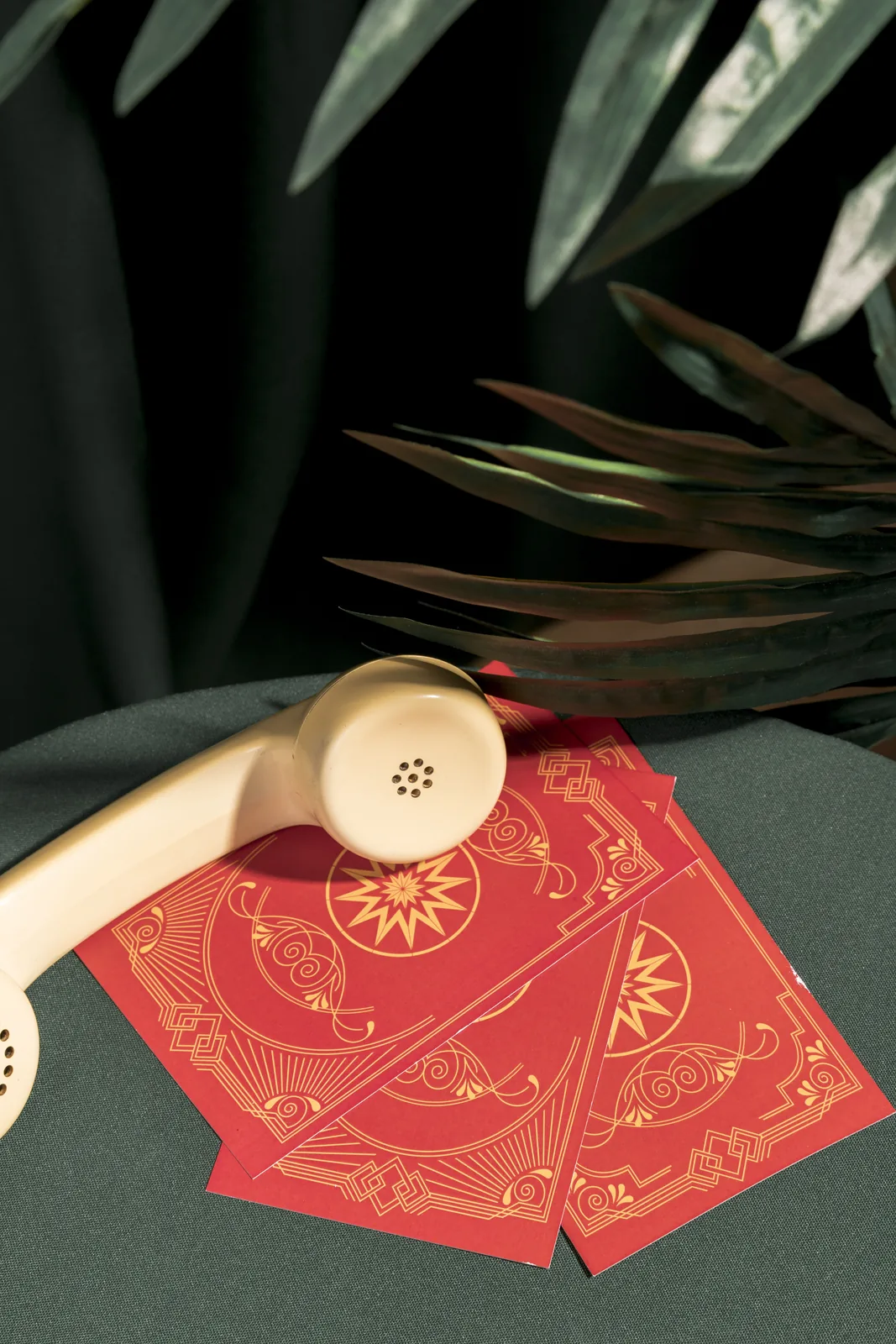 Teléfono junto a una baraja de tarot