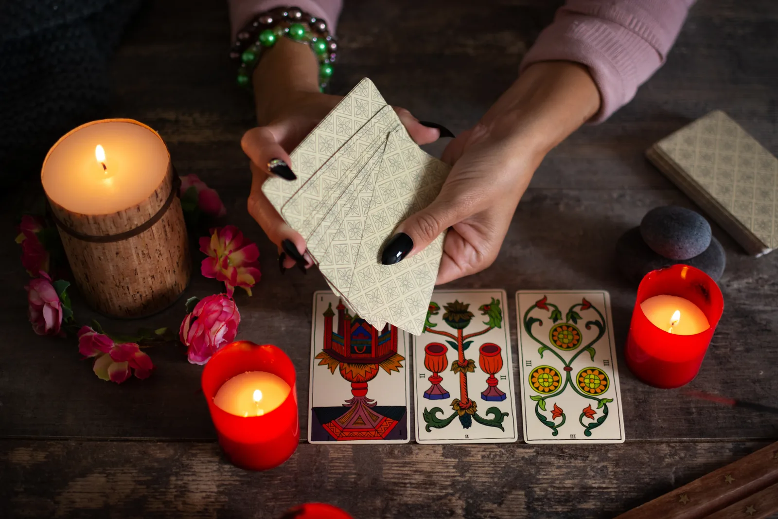 Cartas preparadas durante una lectura de tarot