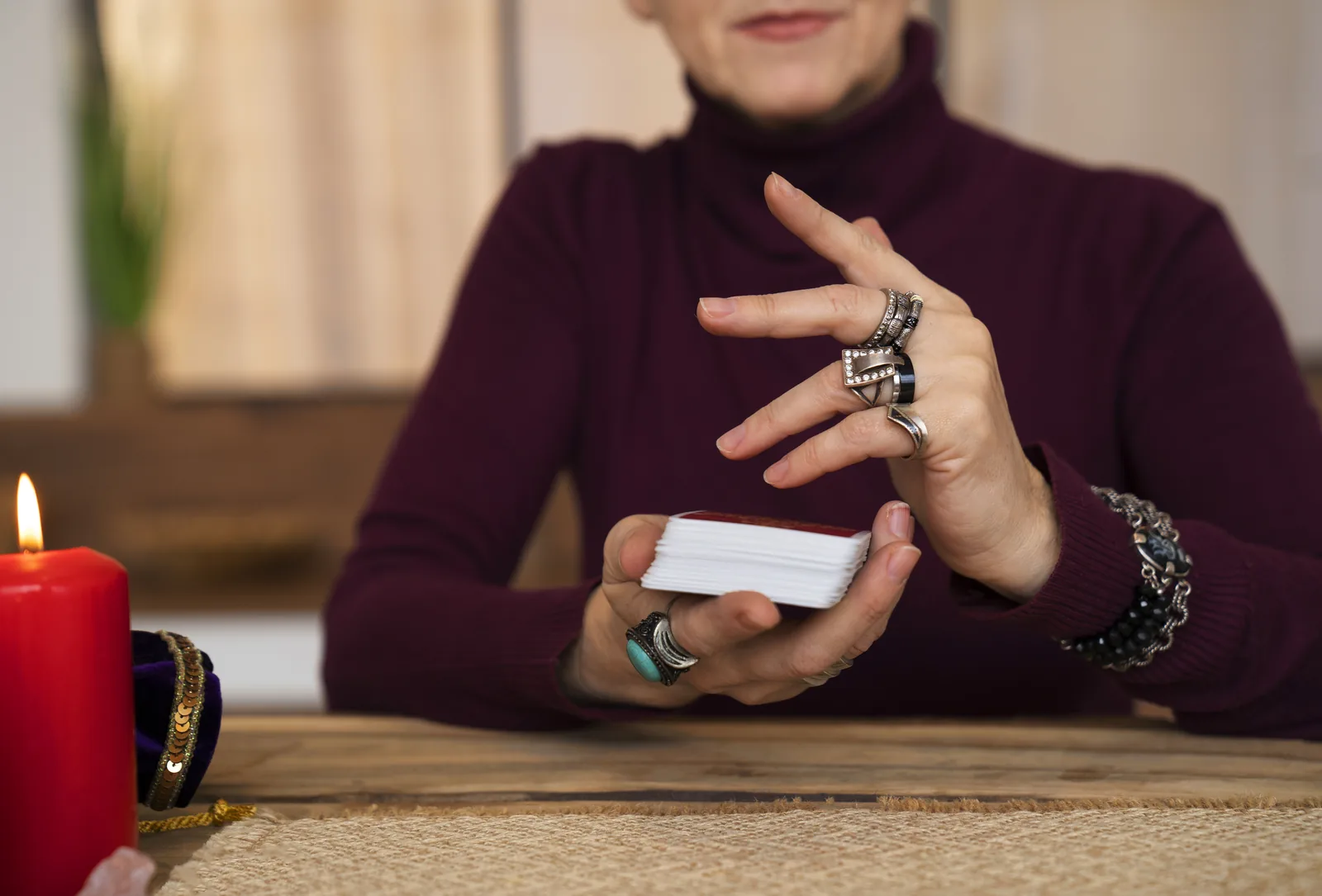 Mujer realizando una lectura de cartas de tarot