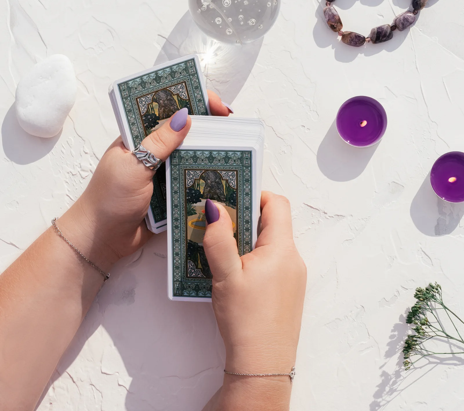 Cartas de tarot junto a elementos de una lectura
