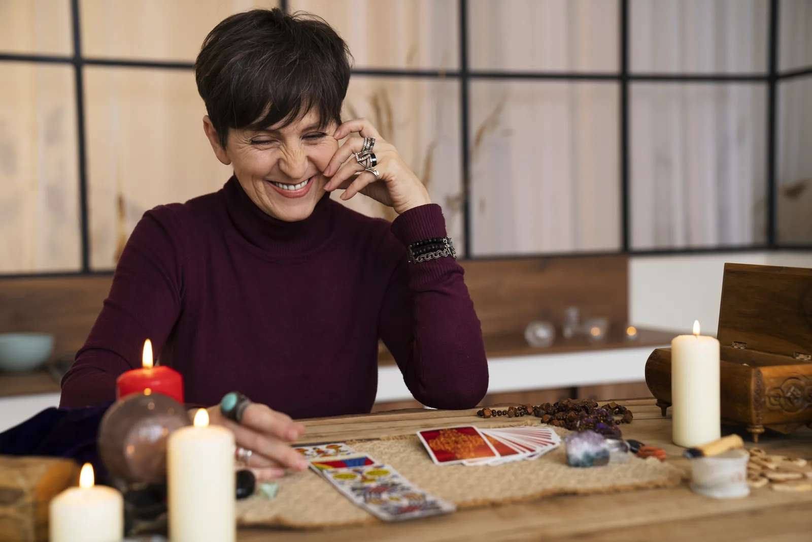 Tarotista realizando una lectura de cartas